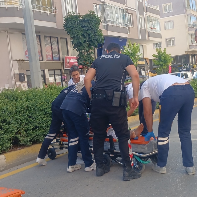 Çorum'da hafif ticari aracın çarptığı yaya yaralandı