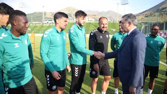 Vali Çiftçi, Erzurum'da kamp yapan Konyaspor'u ziyaret etti