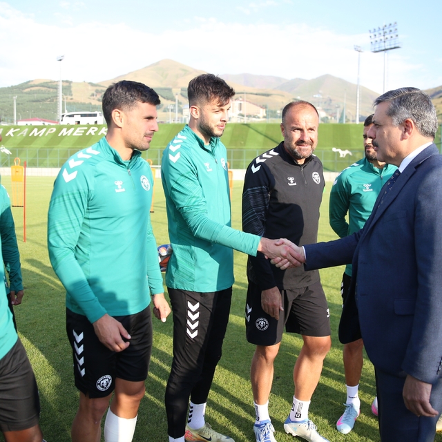 Vali Çiftçi, Erzurum'da kamp yapan Konyaspor'u ziyaret etti