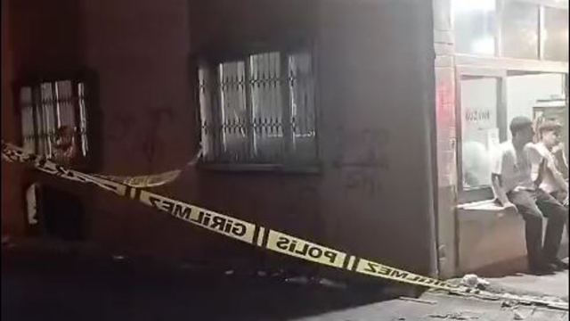 Sokakta darbedilip, bıçaklandı