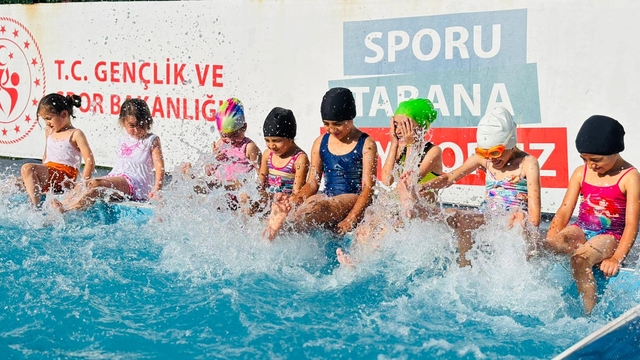 Salıpazarı'nda yüzme kurslarına yoğun talep