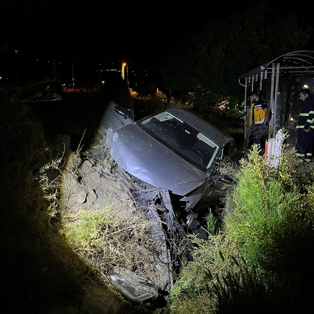 Amasya'da su kanalına düşen otomobildeki 4 kişi yaralandı