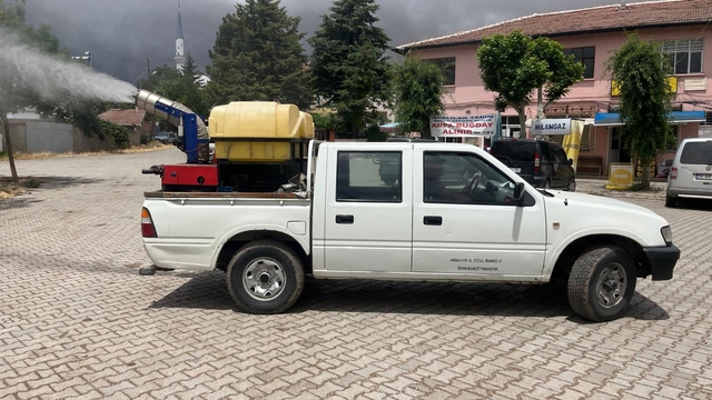 Merzifon'da köylerde sinek ve haşerelere karşı ilaçlama çalışması yapılıyor