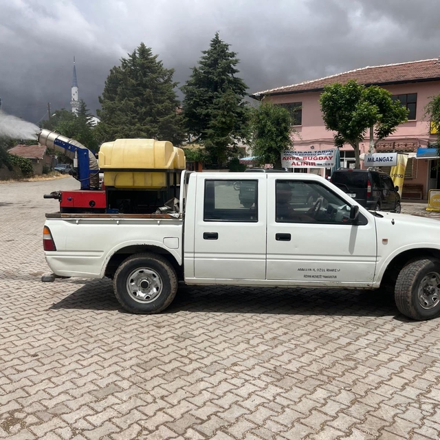 Merzifon'da köylerde sinek ve haşerelere karşı ilaçlama çalışması yapılıyor