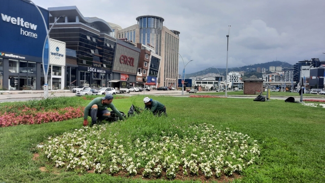 Trabzon'da park ve yeşil alanda düzenleme çalışmaları sürüyor