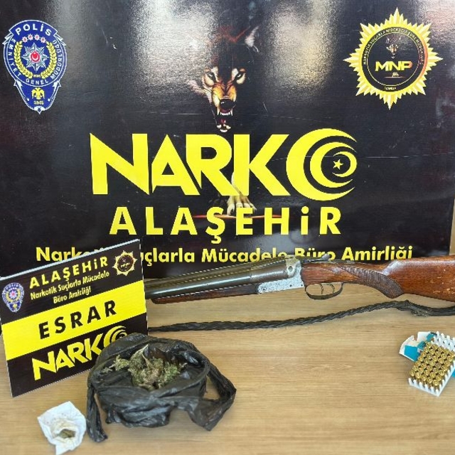 Alaşehir'de uyuşturucu ticareti yaptığı gerekçesiyle yakalanan şüpheli tutu...