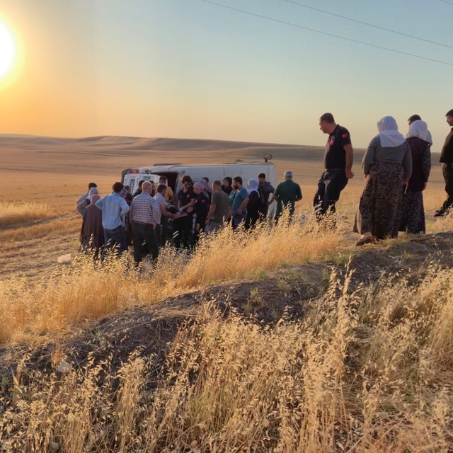 Tarım işçilerini taşıyan minibüs şarampole yuvarlandı: 2'si ağır 17 yaralı