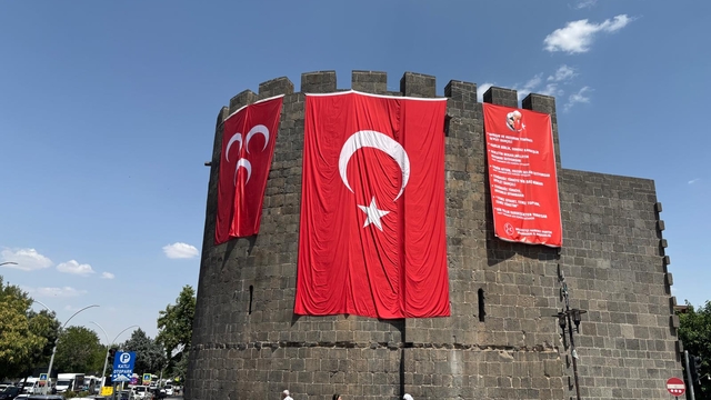 Diyarbakır surlarına MHP ve Türk bayrakları asıldı