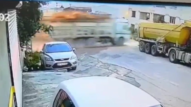Kamyonun restoran bahçesine düştüğü kaza kamerada
