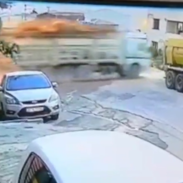 Kamyonun restoran bahçesine düştüğü kaza kamerada