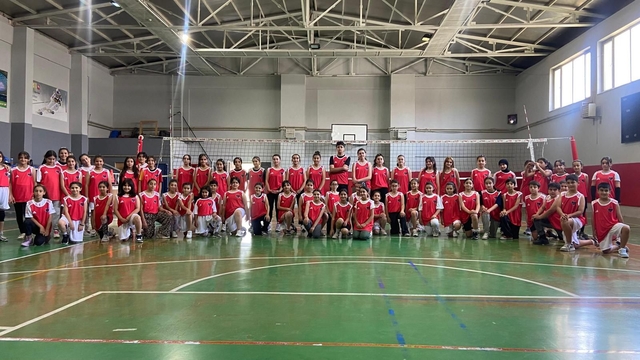 Van'da 120 öğrenciye voleybol eğitimi verildi