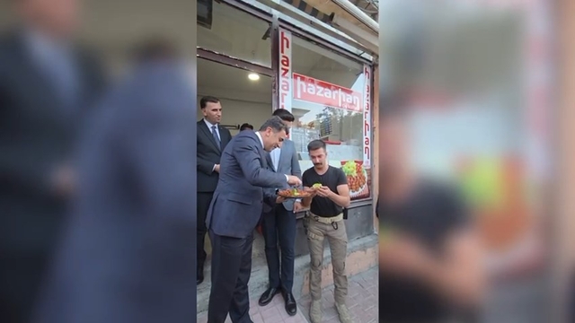 Vali ikram sırasında marulun içine çiğ köfte koymayı unuttu; görüntüler tebessüm ettirdi