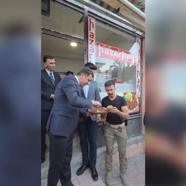 Vali ikram sırasında marulun içine çiğ köfte koymayı unuttu; görüntüler teb...