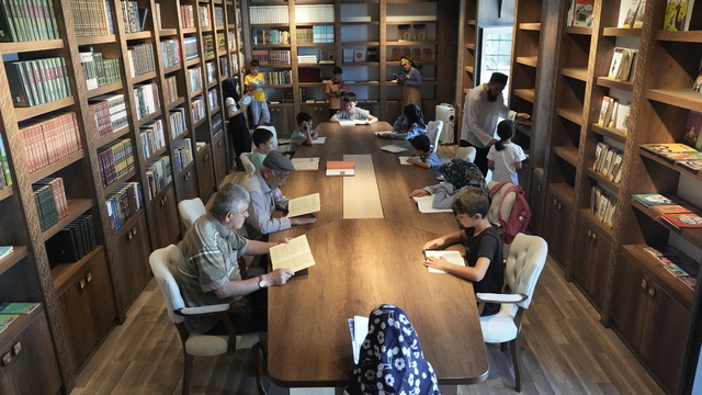 Diyarbakır'da imamın kurduğu kütüphane 7'den 70'e kitapseverleri ağırlıyor