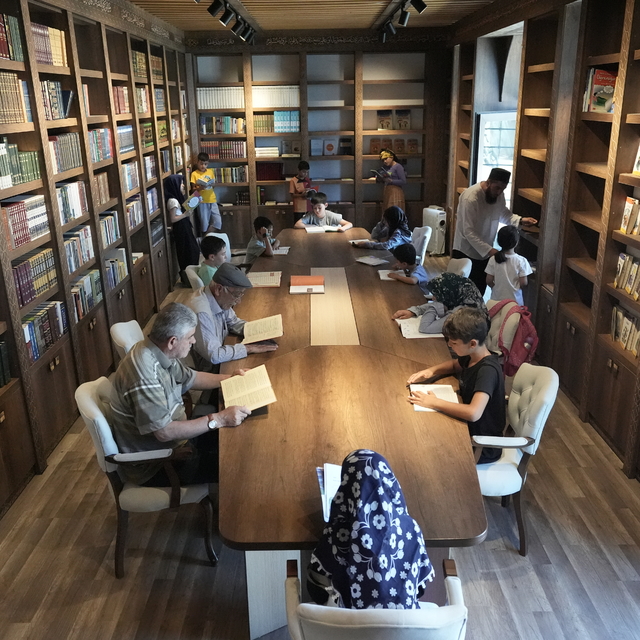 Diyarbakır'da imamın kurduğu kütüphane 7'den 70'e kitapseverleri ağırlıyor