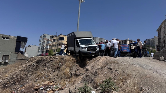 Şırnak'ta askıda kalan kamyonet itfaiye ekiplerince kurtarıldı