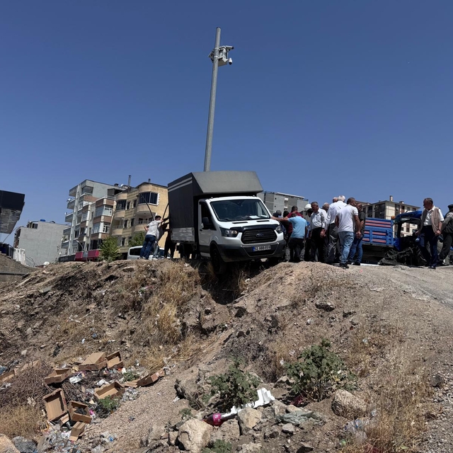Şırnak'ta askıda kalan kamyonet itfaiye ekiplerince kurtarıldı