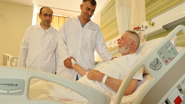Kalbinden beynine pıhtı atan 76 yaşındaki hasta, 1 saatlik ameliyatla hayata tutundu