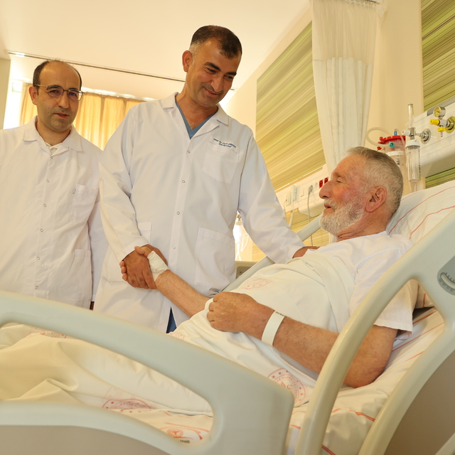 Kalbinden beynine pıhtı atan 76 yaşındaki hasta, 1 saatlik ameliyatla hayat...