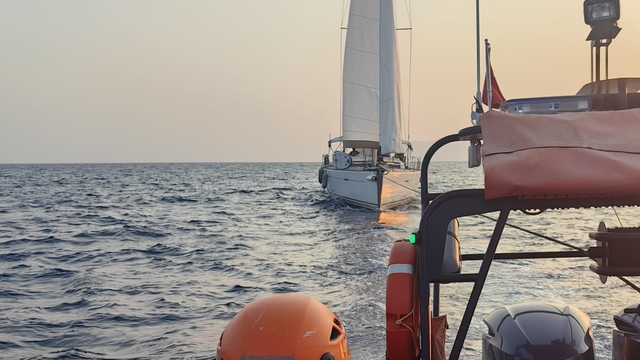 Fethiye açıklarında sürüklenen teknedeki 2 kişi kurtarıldı