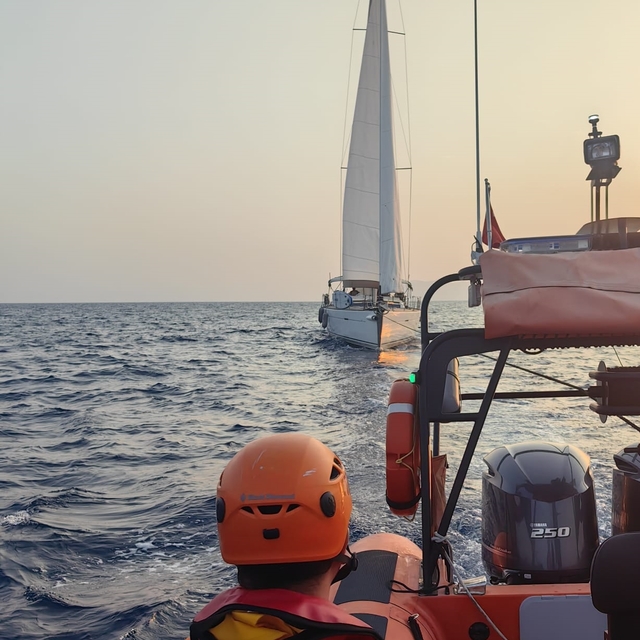 Fethiye açıklarında sürüklenen teknedeki 2 kişi kurtarıldı