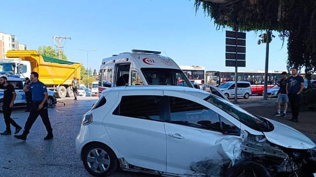 Samsun'da iki aracın çarpıştığı kazada 2'si polis memuru 3 kişi yaralandı