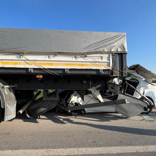 Otomobil, TIR'ın altına girdi: 1 ölü, 1 yaralı