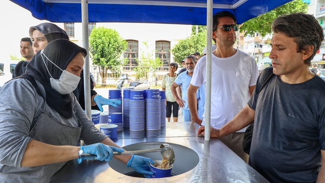 Antalya Büyükşehir Belediyesi'nin aşure ikramları sürüyor