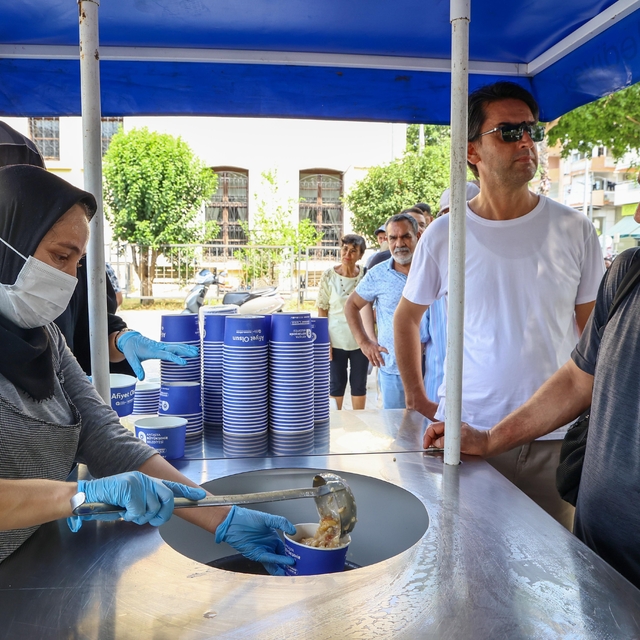 Antalya Büyükşehir Belediyesi'nin aşure ikramları sürüyor