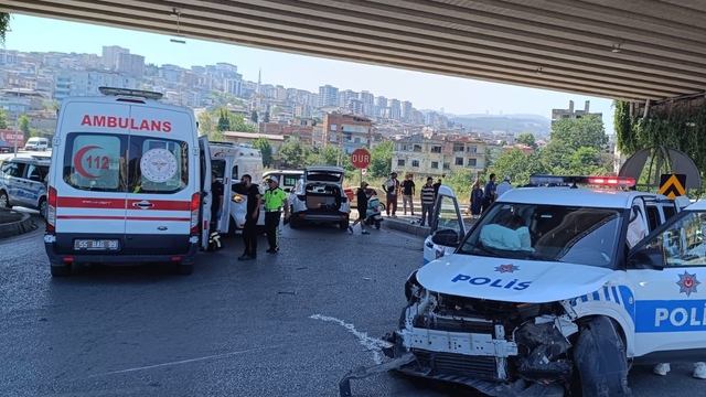 Polis otosu ile otomobil kavşakta çarpıştı; 2'si polis, 3 yaralı