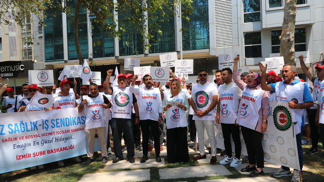 İzmir'de Öz Sağlık-İş Sendikası üyeleri eylem yaptı