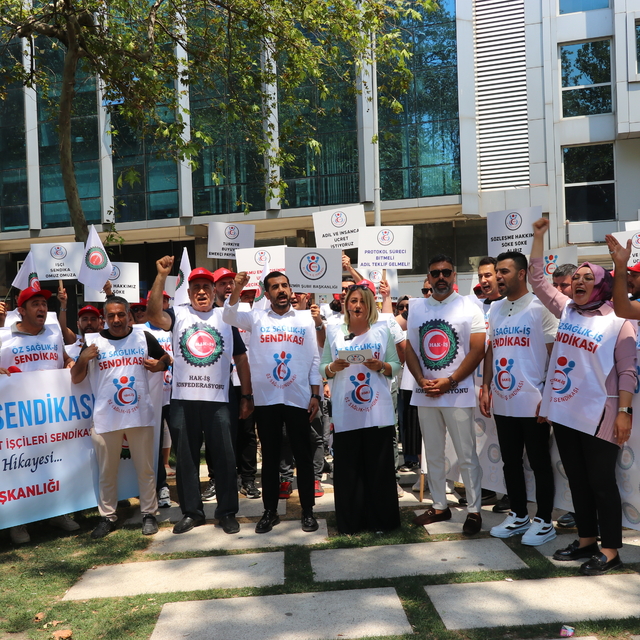 İzmir'de Öz Sağlık-İş Sendikası üyeleri eylem yaptı