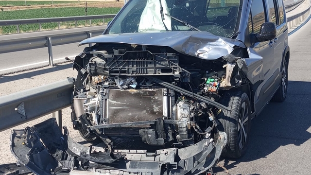 Şarkışla'da hafif ticari araç ile otomobilin çarpıştığı kazada 2 kişi yaralandı