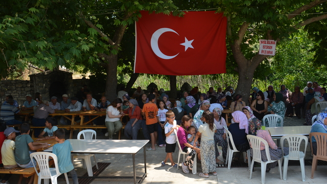 Mersin'de imece usulü hazırlanan aşure vatandaşlara dağıtıldı