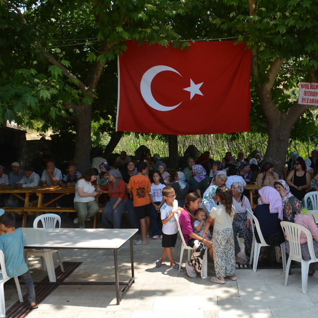 Mersin'de imece usulü hazırlanan aşure vatandaşlara dağıtıldı