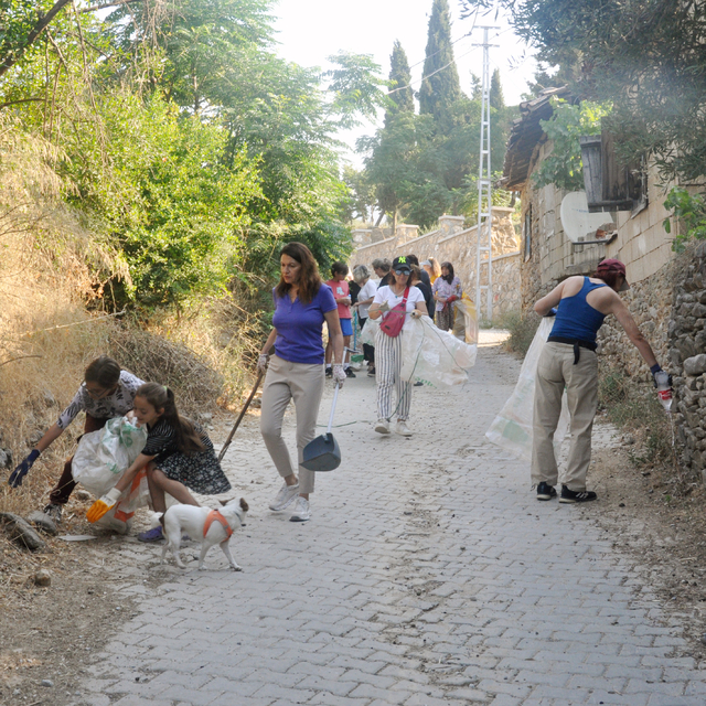 Ödemiş'te gönüllüler yangın riskine karşı çevre temizlik yaptı