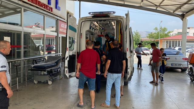 Kozan'da devrilen traktördeki 2 kişi yaralandı