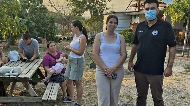 Gelibolu'da yangından etkilenen bölgede yaşayan bazı vatandaşlara sağlık kontrolü