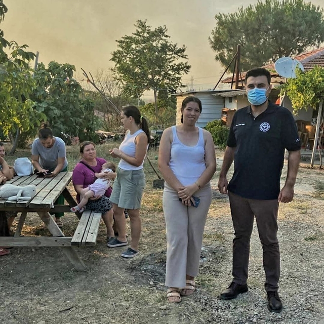 Gelibolu'da yangından etkilenen bölgede yaşayan bazı vatandaşlara sağlık ko...