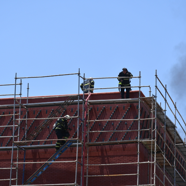 Batman'da inşası süren mescitin çatısında çıkan yangın söndürüldü