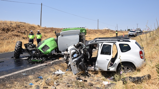 Traktörle otomobil çarpıştı; 1 ölü, 2 yaralı