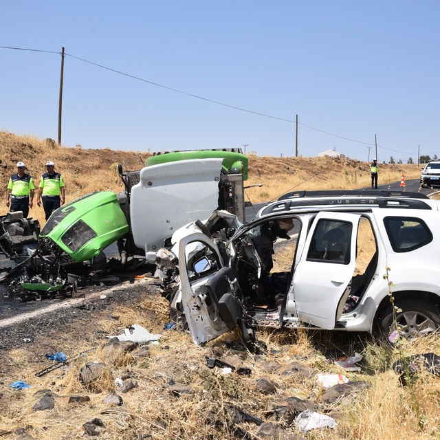 Traktörle otomobil çarpıştı; 1 ölü, 2 yaralı