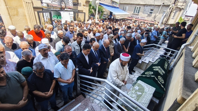 Yangında ölen anne ve bebeği aynı mezarda toprağa verildi