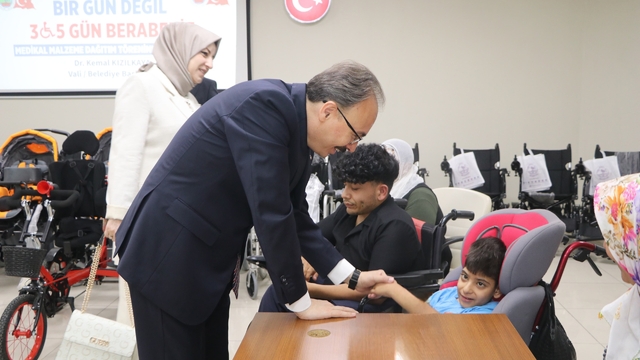 Siirt'te 27 özel bireye medikal destek aracı dağıtıldı