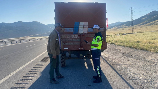 Muş'ta jandarma ekipleri tarım araçlarını denetledi, sürücüleri bilgilendirdi
