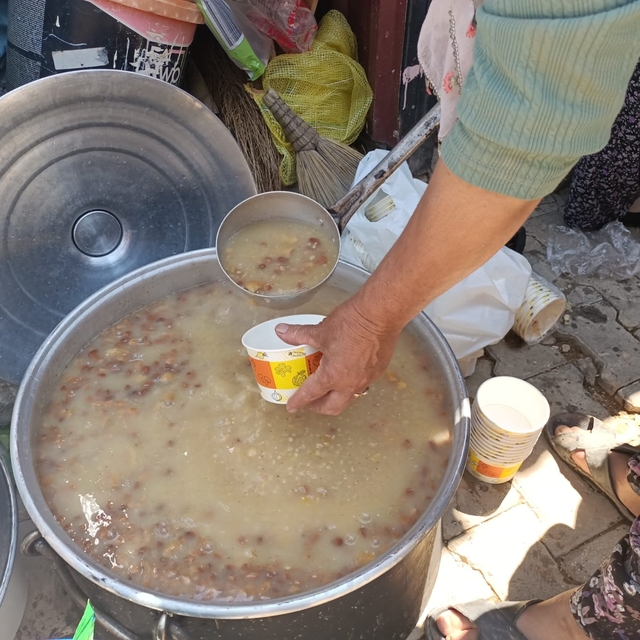 Hüyük'te muharrem ayı dolayısıyla vatandaşlara aşure ikram edildi