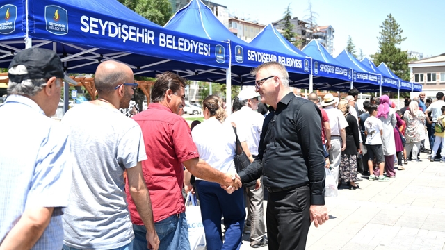 Seydişehir'de vatandaşlara aşure ikram edildi