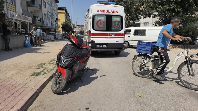 13 yaşındaki çocuğun kullandığı motosiklet, minibüsle çarpıştı: 2 yaralı