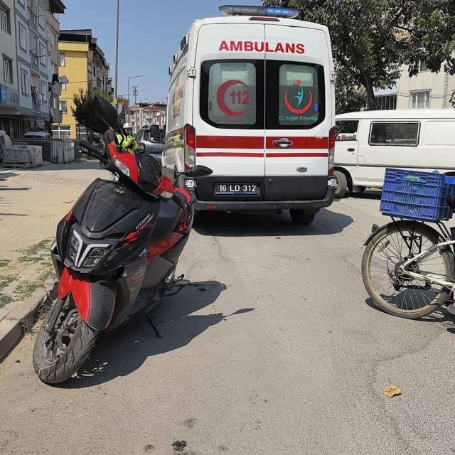 13 yaşındaki çocuğun kullandığı motosiklet, minibüsle çarpıştı: 2 yaralı