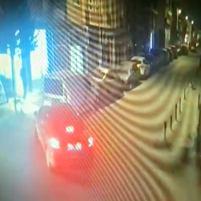 Husumetlisini sokak ortasında tabancayla vurdu